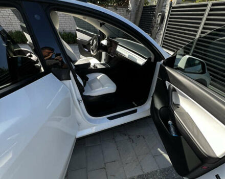 Белый Тесла Model Y, объемом двигателя 0 л и пробегом 59 тыс. км за 26999 $, фото 26 на Automoto.ua