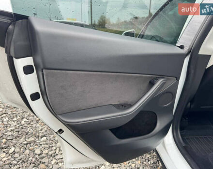 Білий Тесла Model Y, об'ємом двигуна 0 л та пробігом 62 тис. км за 27400 $, фото 36 на Automoto.ua