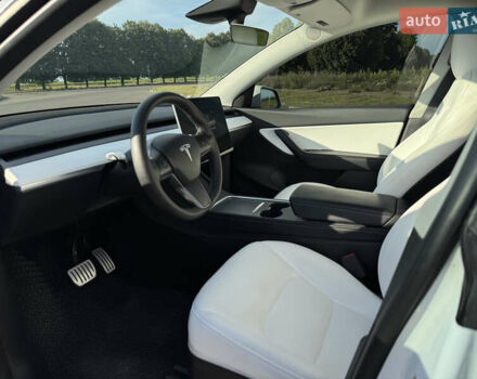 Белый Тесла Model Y, объемом двигателя 0 л и пробегом 51 тыс. км за 31000 $, фото 44 на Automoto.ua