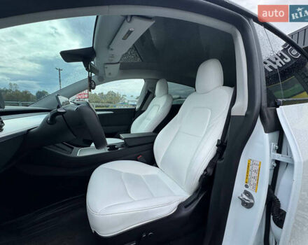 Білий Тесла Model Y, об'ємом двигуна 0 л та пробігом 62 тис. км за 27400 $, фото 37 на Automoto.ua