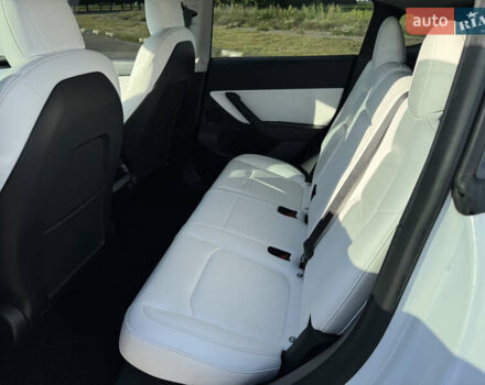 Белый Тесла Model Y, объемом двигателя 0 л и пробегом 51 тыс. км за 31000 $, фото 47 на Automoto.ua