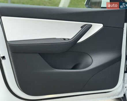 Білий Тесла Model Y, об'ємом двигуна 0 л та пробігом 115 тис. км за 25800 $, фото 23 на Automoto.ua