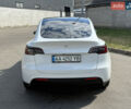 Білий Тесла Model Y, об'ємом двигуна 0 л та пробігом 65 тис. км за 26500 $, фото 1 на Automoto.ua