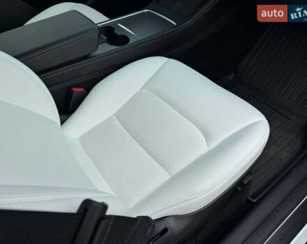 Білий Тесла Model Y, об'ємом двигуна 0 л та пробігом 62 тис. км за 27400 $, фото 18 на Automoto.ua