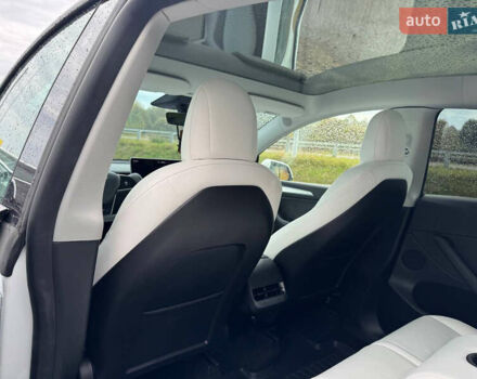 Білий Тесла Model Y, об'ємом двигуна 0 л та пробігом 62 тис. км за 27400 $, фото 35 на Automoto.ua