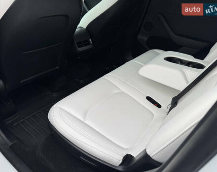 Білий Тесла Model Y, об'ємом двигуна 0 л та пробігом 62 тис. км за 27400 $, фото 34 на Automoto.ua