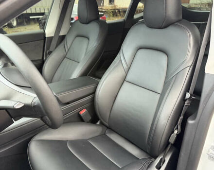 Белый Тесла Model Y, объемом двигателя 0 л и пробегом 16 тыс. км за 26500 $, фото 47 на Automoto.ua