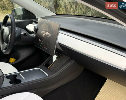 Белый Тесла Model Y, объемом двигателя 0 л и пробегом 129 тыс. км за 27400 $, фото 17 на Automoto.ua