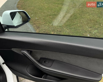 Белый Тесла Model Y, объемом двигателя 0 л и пробегом 74 тыс. км за 25700 $, фото 27 на Automoto.ua