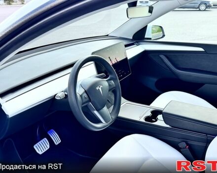 Белый Тесла Model Y, объемом двигателя 0.39 л и пробегом 64 тыс. км за 28500 $, фото 5 на Automoto.ua