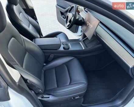 Белый Тесла Model Y, объемом двигателя 0 л и пробегом 59 тыс. км за 28800 $, фото 38 на Automoto.ua