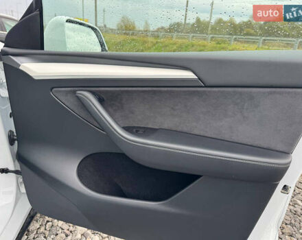 Білий Тесла Model Y, об'ємом двигуна 0 л та пробігом 62 тис. км за 27400 $, фото 19 на Automoto.ua