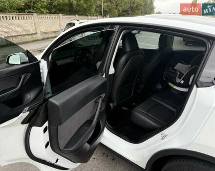 Білий Тесла Model Y, об'ємом двигуна 0 л та пробігом 82 тис. км за 25499 $, фото 15 на Automoto.ua