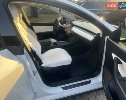 Белый Тесла Model Y, объемом двигателя 0 л и пробегом 25 тыс. км за 35500 $, фото 32 на Automoto.ua