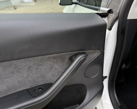 Белый Тесла Model Y, объемом двигателя 0 л и пробегом 16 тыс. км за 26500 $, фото 32 на Automoto.ua