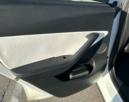 Белый Тесла Model Y, объемом двигателя 0 л и пробегом 61 тыс. км за 27000 $, фото 10 на Automoto.ua