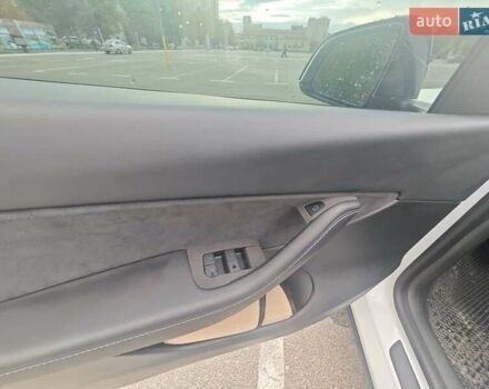 Белый Тесла Model Y, объемом двигателя 0 л и пробегом 38 тыс. км за 28000 $, фото 35 на Automoto.ua