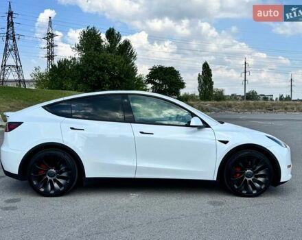 Белый Тесла Model Y, объемом двигателя 0 л и пробегом 64 тыс. км за 28500 $, фото 2 на Automoto.ua