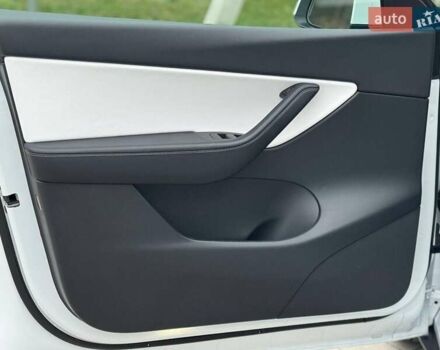 Білий Тесла Model Y, об'ємом двигуна 0 л та пробігом 117 тис. км за 23500 $, фото 23 на Automoto.ua