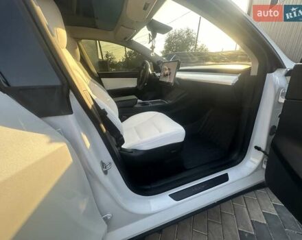 Белый Тесла Model Y, объемом двигателя 0 л и пробегом 25 тыс. км за 35500 $, фото 25 на Automoto.ua