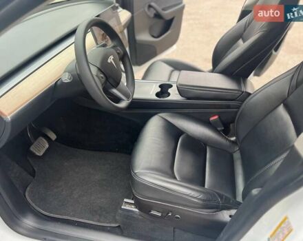 Белый Тесла Model Y, объемом двигателя 0 л и пробегом 31 тыс. км за 24999 $, фото 3 на Automoto.ua