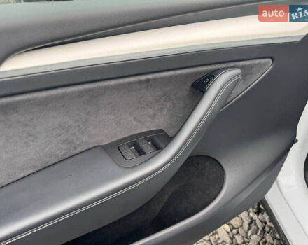 Білий Тесла Model Y, об'ємом двигуна 0 л та пробігом 62 тис. км за 27400 $, фото 40 на Automoto.ua