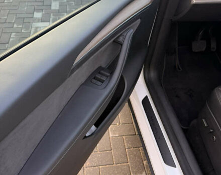 Білий Тесла Model Y, об'ємом двигуна 0 л та пробігом 52 тис. км за 26000 $, фото 8 на Automoto.ua