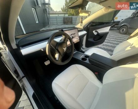 Белый Тесла Model Y, объемом двигателя 0 л и пробегом 25 тыс. км за 35500 $, фото 19 на Automoto.ua