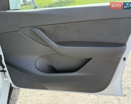 Білий Тесла Model Y, об'ємом двигуна 0 л та пробігом 57 тис. км за 27000 $, фото 28 на Automoto.ua