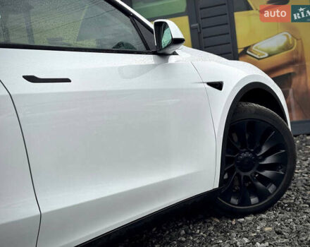 Білий Тесла Model Y, об'ємом двигуна 0 л та пробігом 62 тис. км за 27400 $, фото 53 на Automoto.ua