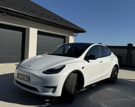 Тесла Model Y 2022 в Ровно на Automoto.ua Белый Тесла Model Y, объемом двигателя 0 л и пробегом 105 тыс. км за 27000 $, фото 1 на Automoto.ua
