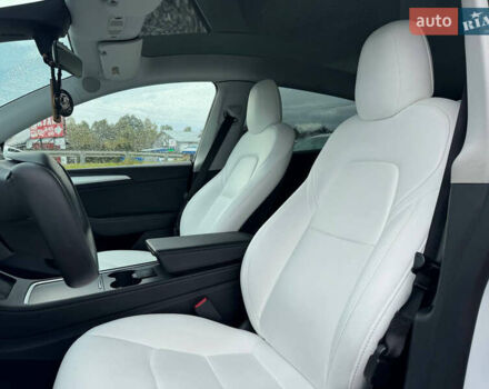 Білий Тесла Model Y, об'ємом двигуна 0 л та пробігом 62 тис. км за 27400 $, фото 38 на Automoto.ua