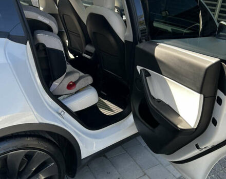 Белый Тесла Model Y, объемом двигателя 0 л и пробегом 59 тыс. км за 26999 $, фото 25 на Automoto.ua