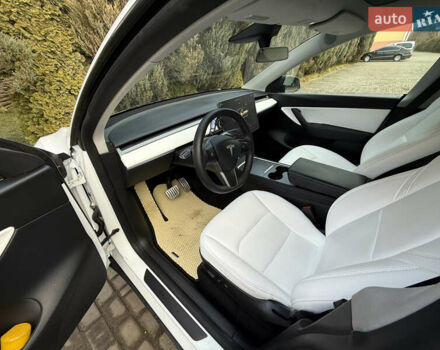 Белый Тесла Model Y, объемом двигателя 0 л и пробегом 129 тыс. км за 27400 $, фото 25 на Automoto.ua