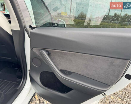 Білий Тесла Model Y, об'ємом двигуна 0 л та пробігом 62 тис. км за 27400 $, фото 28 на Automoto.ua