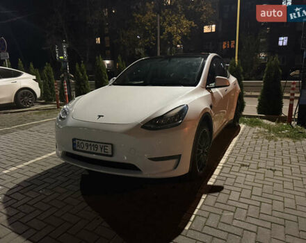 Белый Тесла Model Y, объемом двигателя 0 л и пробегом 53 тыс. км за 30000 $, фото 1 на Automoto.ua