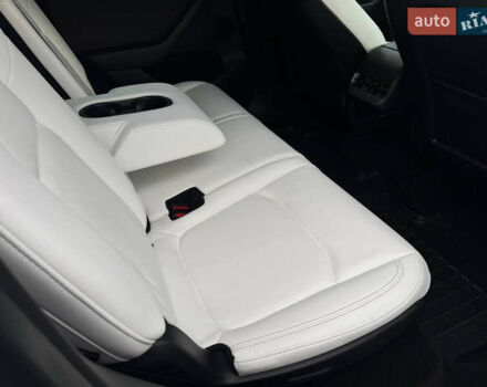 Білий Тесла Model Y, об'ємом двигуна 0 л та пробігом 62 тис. км за 27400 $, фото 26 на Automoto.ua