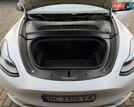 Белый Тесла Model Y, объемом двигателя 0 л и пробегом 129 тыс. км за 27400 $, фото 31 на Automoto.ua