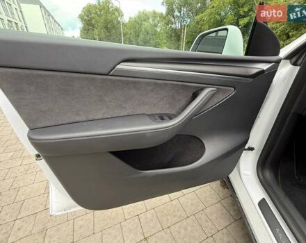 Белый Тесла Model Y, объемом двигателя 0 л и пробегом 47 тыс. км за 27500 $, фото 17 на Automoto.ua