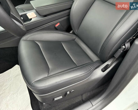 Белый Тесла Model Y, объемом двигателя 0 л и пробегом 53 тыс. км за 36700 $, фото 19 на Automoto.ua