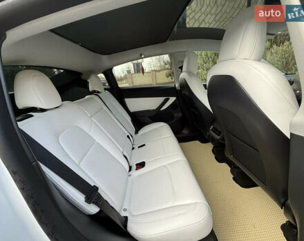 Белый Тесла Model Y, объемом двигателя 0 л и пробегом 129 тыс. км за 27400 $, фото 22 на Automoto.ua