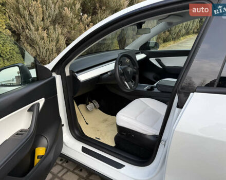 Белый Тесла Model Y, объемом двигателя 0 л и пробегом 129 тыс. км за 27400 $, фото 26 на Automoto.ua