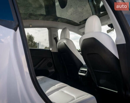 Белый Тесла Model Y, объемом двигателя 0 л и пробегом 50 тыс. км за 30000 $, фото 18 на Automoto.ua
