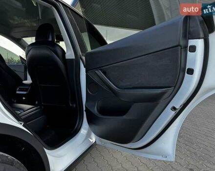 Белый Тесла Model Y, объемом двигателя 0 л и пробегом 59 тыс. км за 28800 $, фото 25 на Automoto.ua