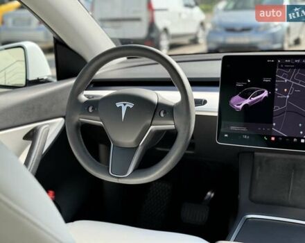 Белый Тесла Model Y, объемом двигателя 0 л и пробегом 49 тыс. км за 28000 $, фото 9 на Automoto.ua