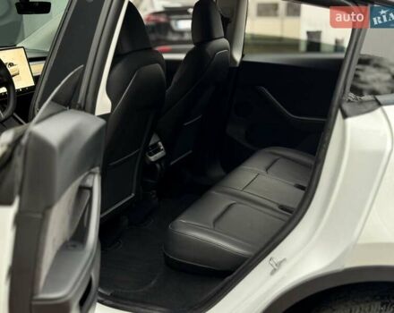 Білий Тесла Model Y, об'ємом двигуна 0 л та пробігом 60 тис. км за 28500 $, фото 14 на Automoto.ua