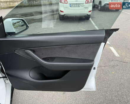 Білий Тесла Model Y, об'ємом двигуна 0 л та пробігом 82 тис. км за 25499 $, фото 17 на Automoto.ua