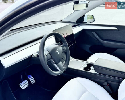 Белый Тесла Model Y, объемом двигателя 0 л и пробегом 64 тыс. км за 28500 $, фото 15 на Automoto.ua