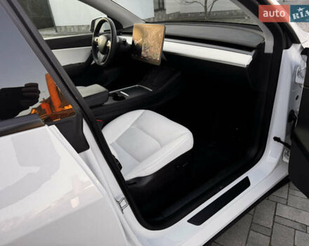 Белый Тесла Model Y, объемом двигателя 0 л и пробегом 51 тыс. км за 28500 $, фото 14 на Automoto.ua