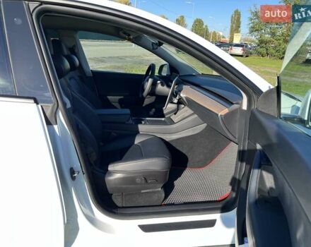 Білий Тесла Model Y, об'ємом двигуна 0 л та пробігом 23 тис. км за 39800 $, фото 45 на Automoto.ua